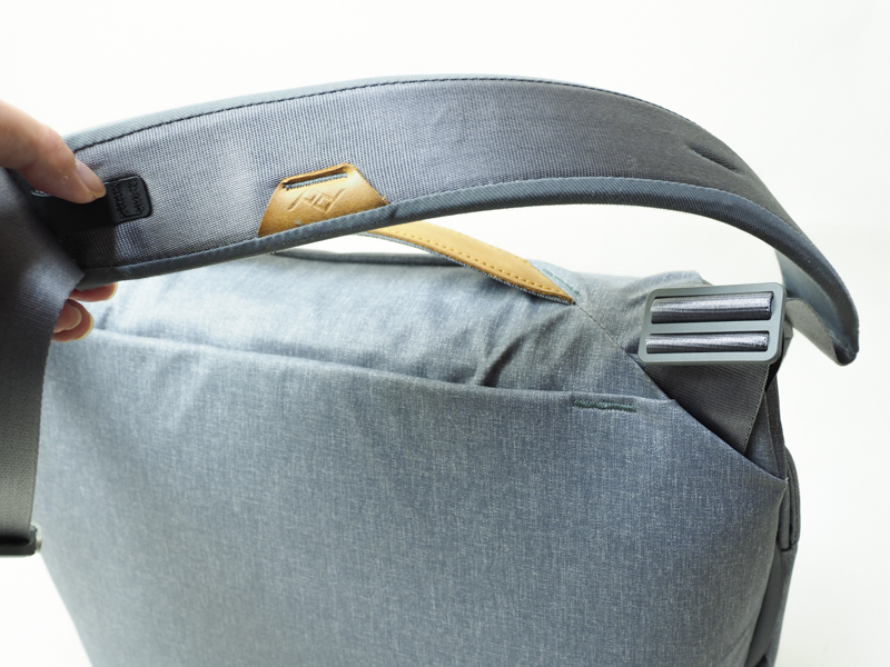 新モデル。全体がやわらかに曲げられるソフトな素材感となっている