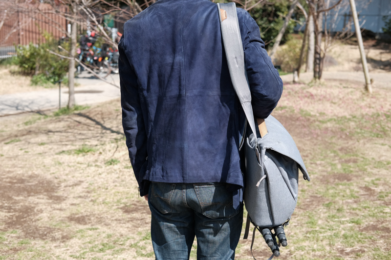 新モデルを片方の肩に下げたところ。重力方向にすなおに重量がかかってくるイメージだ