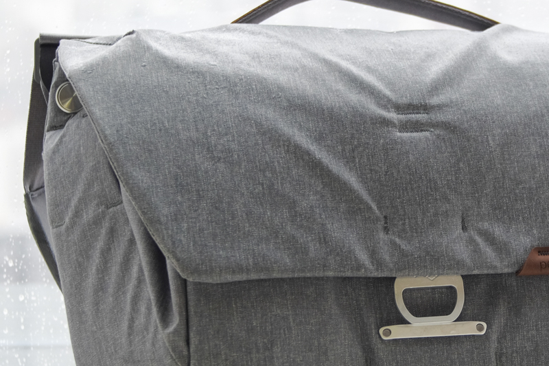 雨にぬれた直後の状態の新モデル。天面側に雨粒がついているのがわかるだろうか