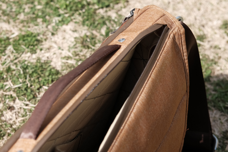 ファーストモデルの天面ジッパーを開いたところ。フラップの固定金具を最もタイトになる位置にしていると、開口部もタイトになる。生地自体もハリのあるものであることが手伝って、少し大型の機材になってくると出し入れがしづらくなる