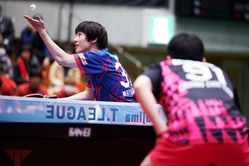 サーブトスを上げる松平健太（T.T彩たま）。この瞬間は連写に頼れない。選手と球の動きを見極めて撮る。レリーズタイムラグやシャッターボタンの感触が絵柄に現れる。<br><span class="fnt-85">Nikon Z 6/ NIKKOR Z 70-200mm f/2.8 VR S / 200mm / マニュアル露出（F2.8、1/1,250秒） / ISO 8000 / WB:4,570K</span>