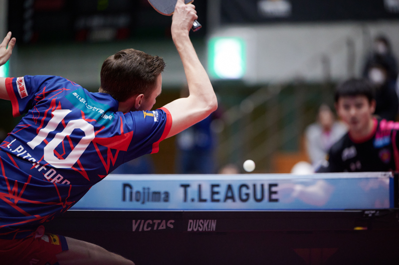 ボールを打ち返すピッチフォード（T.T彩たま）。後ろ姿のターゲット追尾を試した。顔が見えるときより捕捉確率は下がる。顔認識がオンだと相手選手にピントが合いやすい。<br><span class="fnt-85">Nikon Z 6/ NIKKOR Z 70-200mm f/2.8 VR S / 200mm / マニュアル露出（F2.8、1/1,250秒） / ISO 6400 / WB:4,570K</span>