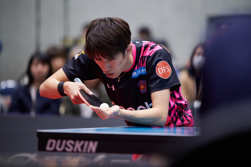 サーブトス直前の吉村真晴（琉球アスティーダ）。静寂のシーンこそサイレント撮影が行えるZシリーズの出番だ。会場全てが静まり返っても撮影チャンスで躊躇しない。<br><span class="fnt-85">Nikon Z 6/ NIKKOR Z 70-200mm f/2.8 VR S / 200mm / マニュアル露出（F2.8、1/1,250秒） / ISO 6400 / WB:4,570K</span>