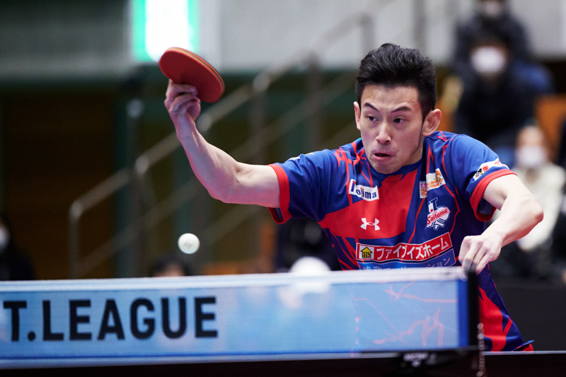 ボールを打ち返すチュンティン（T.T彩たま）。ダブルスで2人が交互に打ち合う。1人に狙いを絞ってターゲット追尾させ続けた。AFロックオンは鈍感の「5」に設定。<br><span class="fnt-85">Nikon Z 6/ NIKKOR Z 70-200mm f/2.8 VR S / 200mm / マニュアル露出（F2.8、1/1,250秒） / ISO 8000 / WB:4,570K</span>