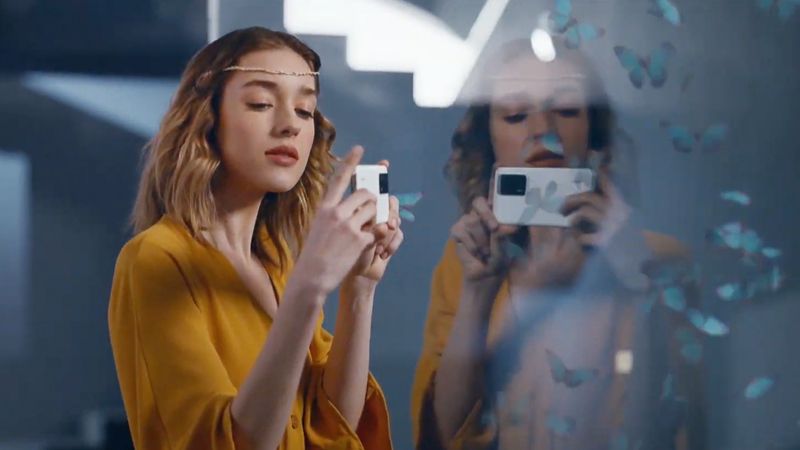 「AI Remove Reflection」機能では、こうしたシーンでの撮影者やスマホの映り込みを消せるという。