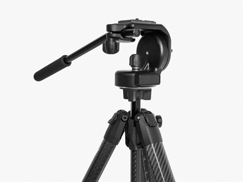ユニバーサルヘッドアダプター使用例。写真の三脚はカーボン