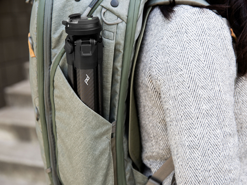 バッグへの収納例。写真の三脚はカーボン