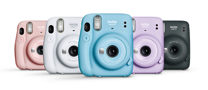 instax mini 11。本体カラーは、ブラッシュピンク、アイスホワイト、スカイブルー、ライラックパープル、チャコールグレーの5色。