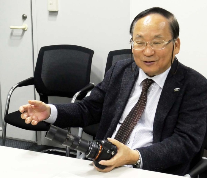 タムロン200mm F/5.9の思い出を語る市川さん