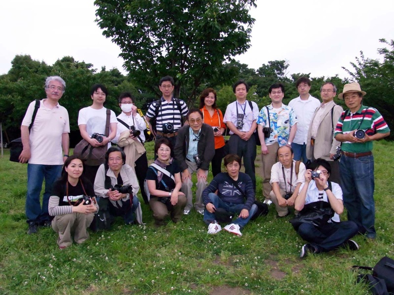 業界写真クラブ代官山撮影会。ハービー・山口さんと（2009年）市川さん提供