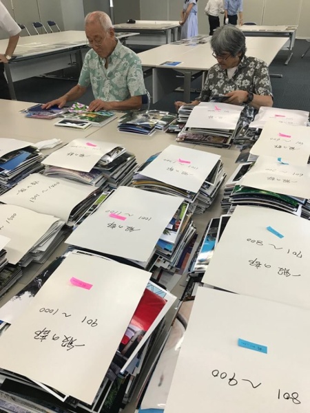 鉄道風景コンテストの審査をする広田尚敬先生（左）