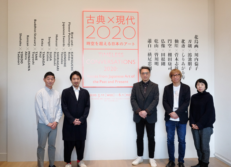 内覧会での説明に参加した作家の方々。展覧会場入口にて