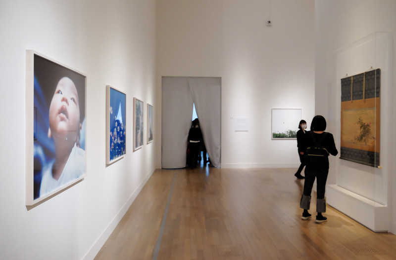 奥側に向かって展示室が続く。暗幕内の展示室には映像作品が上映されている