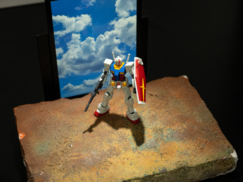 トップからライトを当てた状態。強く影が出ている。