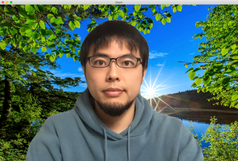 爽やかな森の朝の雰囲気（額縁構図）。朝の打ち合わせにピッタリだ