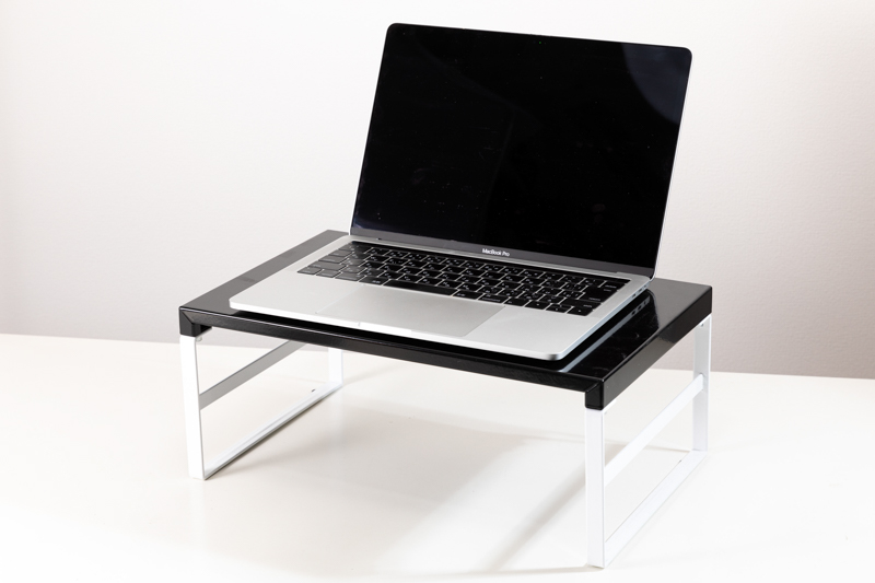 今回のスクリーンショットはすべてこの台を使って撮影している。12センチくらいの台だ。メモ程度ならタイピングも苦にならない