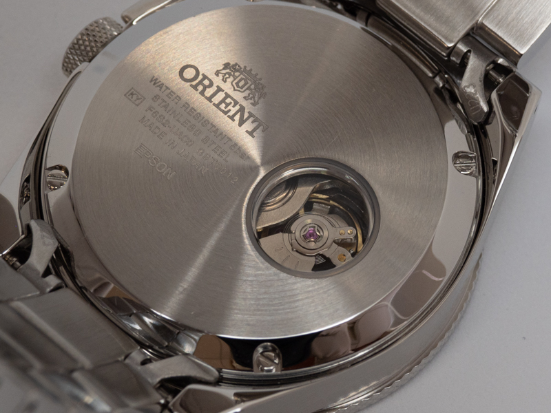 ファインダーをイメージしたという、背面の窓。