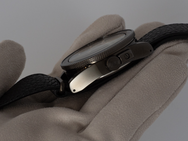 ふと光が入った時に、金属製品のロマンを味わえる。