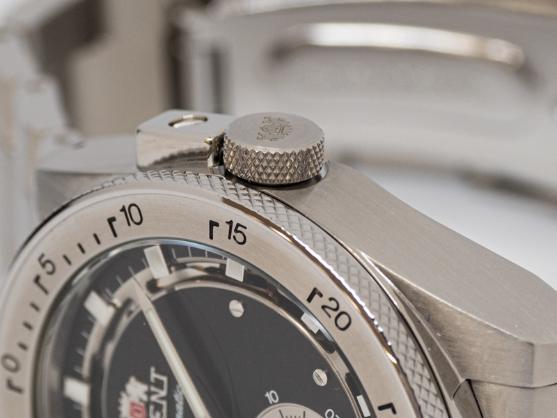 巻き上げノブをイメージしたというリュウズ。一般的には平目ローレットをよく見るが、あえて綾目ローレットとしているところが狙いだろう。