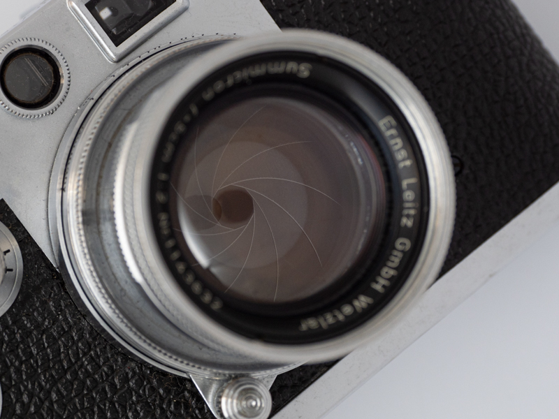 参考：1950年代のレンジファインダー式カメラ用レンズの絞り羽根。昔のレンズは羽根の枚数が多く、骨の本数が多い高級な傘のようだ。