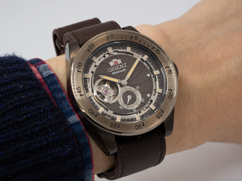 手首がかなり細いのでサイズの参考になるかは怪しいが、適度な持ち重り感が「腕時計をしてるぞ！」という気持ちにさせる。