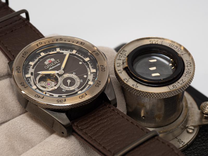 回転ベゼルの造形に、クラシックな沈胴式レンズの雰囲気を見た。