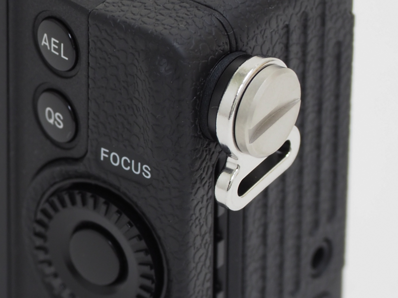 SIGMA fpの本体側面にある1/4ネジにストラップホルダーを取り付けたころ。