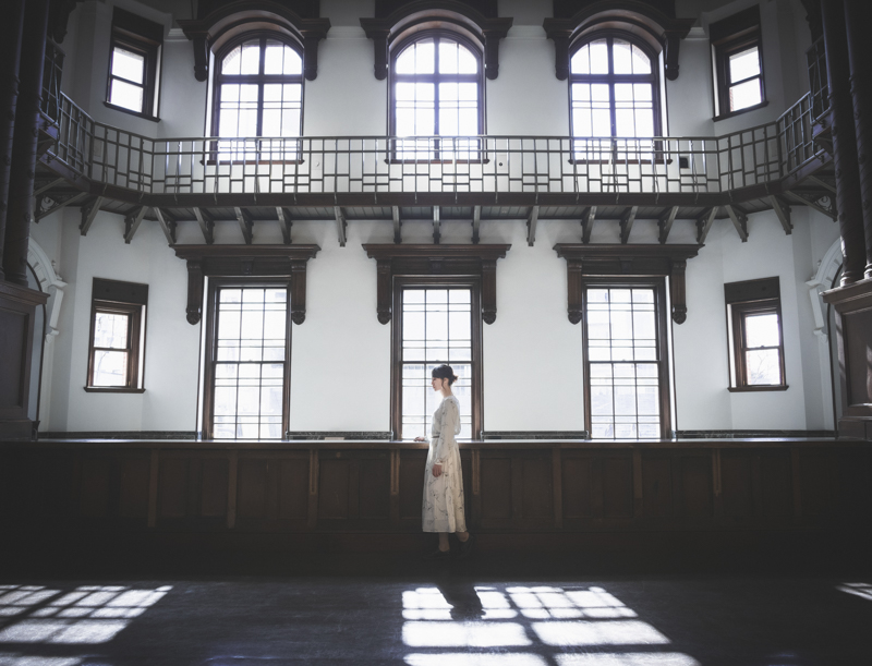 東京駅の駅舎を手がけた辰野金吾と葛西萬司が設計を担当した岩手銀行赤レンガ館。建築もさることながら、窓枠の影すら美しい赤レンガ館を広く切り取るため、広角側で撮影。PROレンズらしく隅々まで解像し、光を柔らかく写し出した。<br><span class="fnt-85">OM-D E-M1 Mark III / M.ZUIKO DIGITAL ED 12-100mm F4.0 IS PRO / 12mm（24mm相当） / 絞り優先AE（F4、1/160秒、±0EV） / ISO 200 / WB:オート</span>