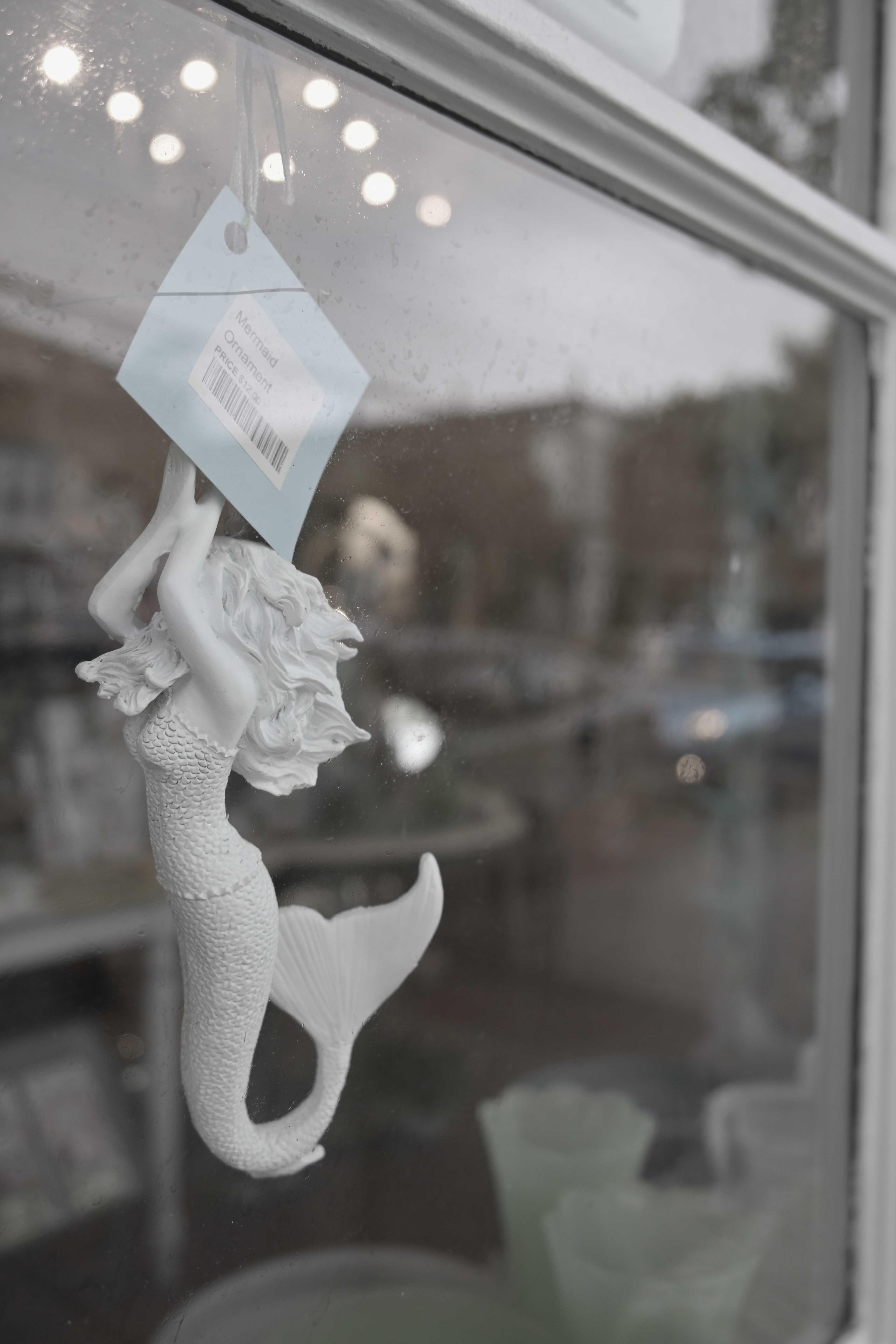 より色味を感じさせず、ここでの空気感を無表情な演出にしてみたくサイレンスを濃度90で適用（撮影データはオートと同）