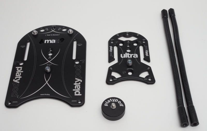 大きい方がプラティポッド マックス、小さい方はプラティポッド ウルトラ、フレキシブルアームはグースネックです。円形のパーツは雲台の取り付けで使用します