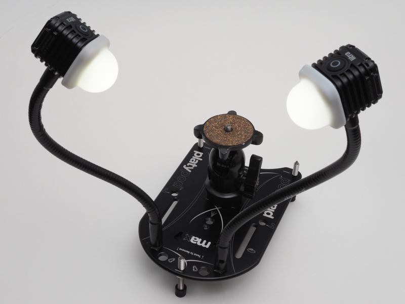 プラティポッド マックスに雲台とグースネック2本を取り付けた状態。LEDライトはLitra torch 2.0です