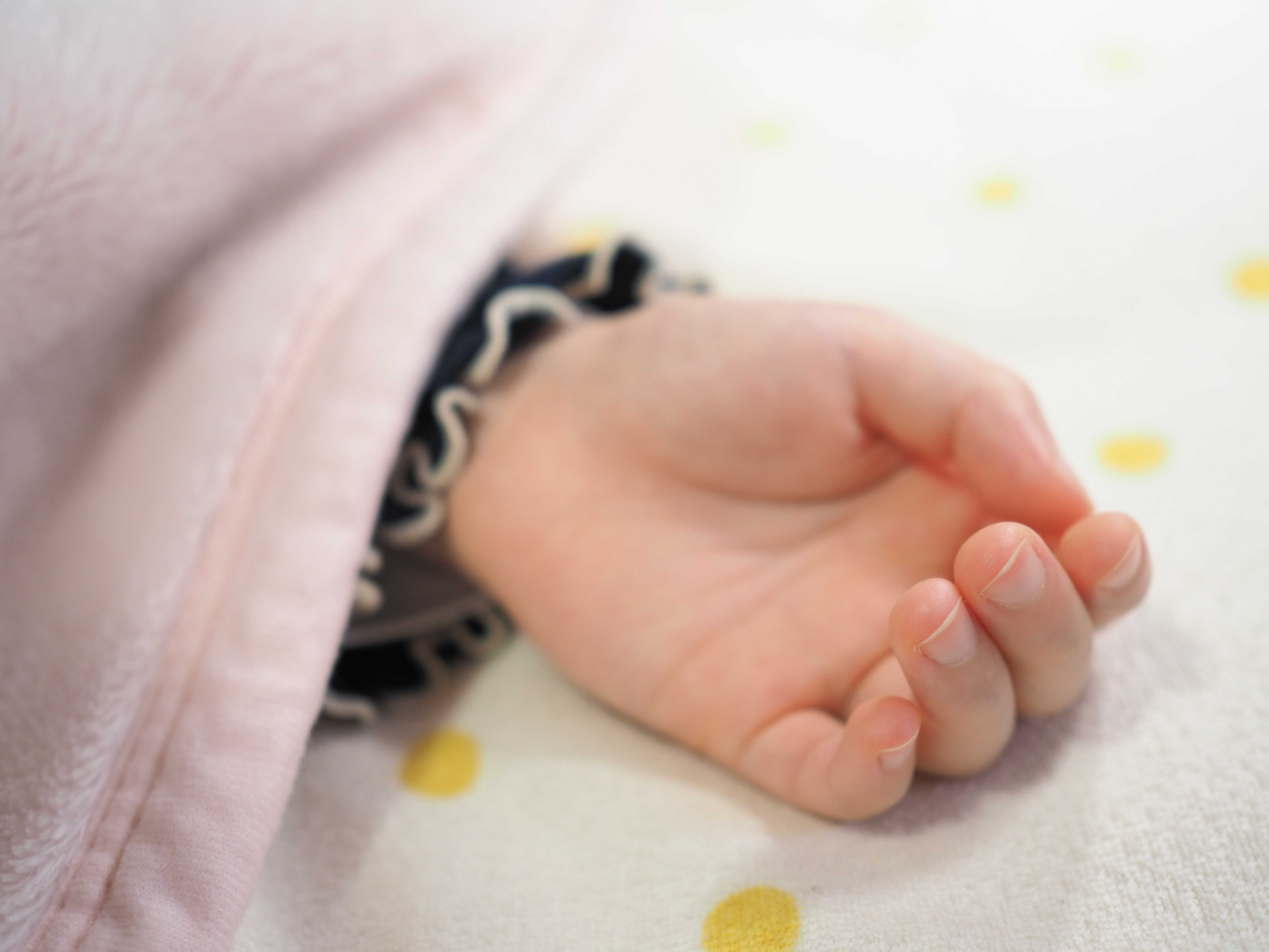 手と背景のシーツにLEDライトを当てたカット<br><span class="fnt-85">OLYMPUS OM-D E-M1 Mark II＋M.ZUIKO DIGITAL 25mm F1.8（50mm相当） / 絞り優先AE（F1.8・1/80秒・+1.0EV） / ISO 200</span>