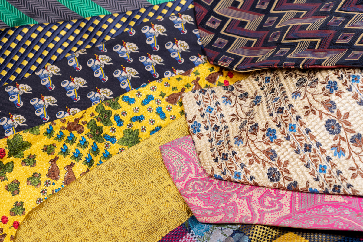 ルックブックのようにネクタイを撮影してみた<br><span class="fnt-85">PENTAX K-70 / HD PENTAX-DA 35mmF2.8 Macro Limited / 絞り優先AE（F8・1/10秒・±0EV） / ISO 100</span>