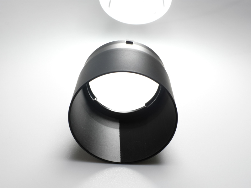 レンズフードの内側（向かって右半分）に黒色無双を塗った例