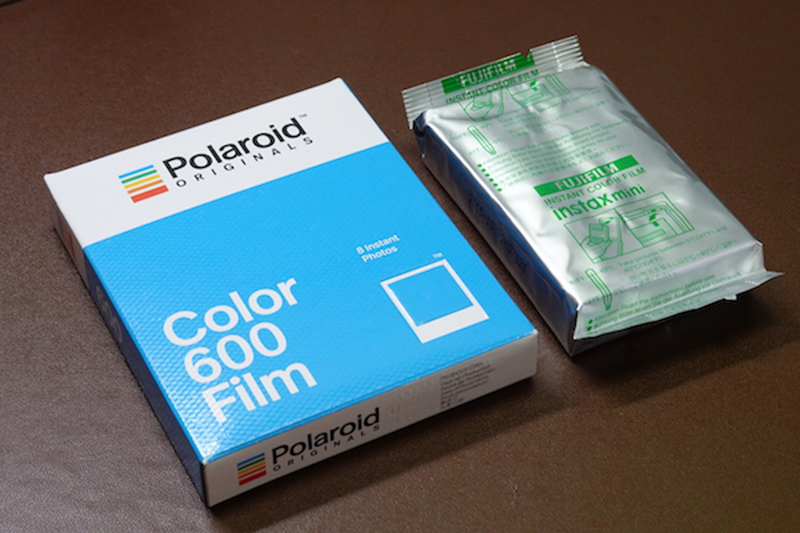 ポラロイド600シリーズ用のフィルム。右はinstax mini（チェキ）のフィルム