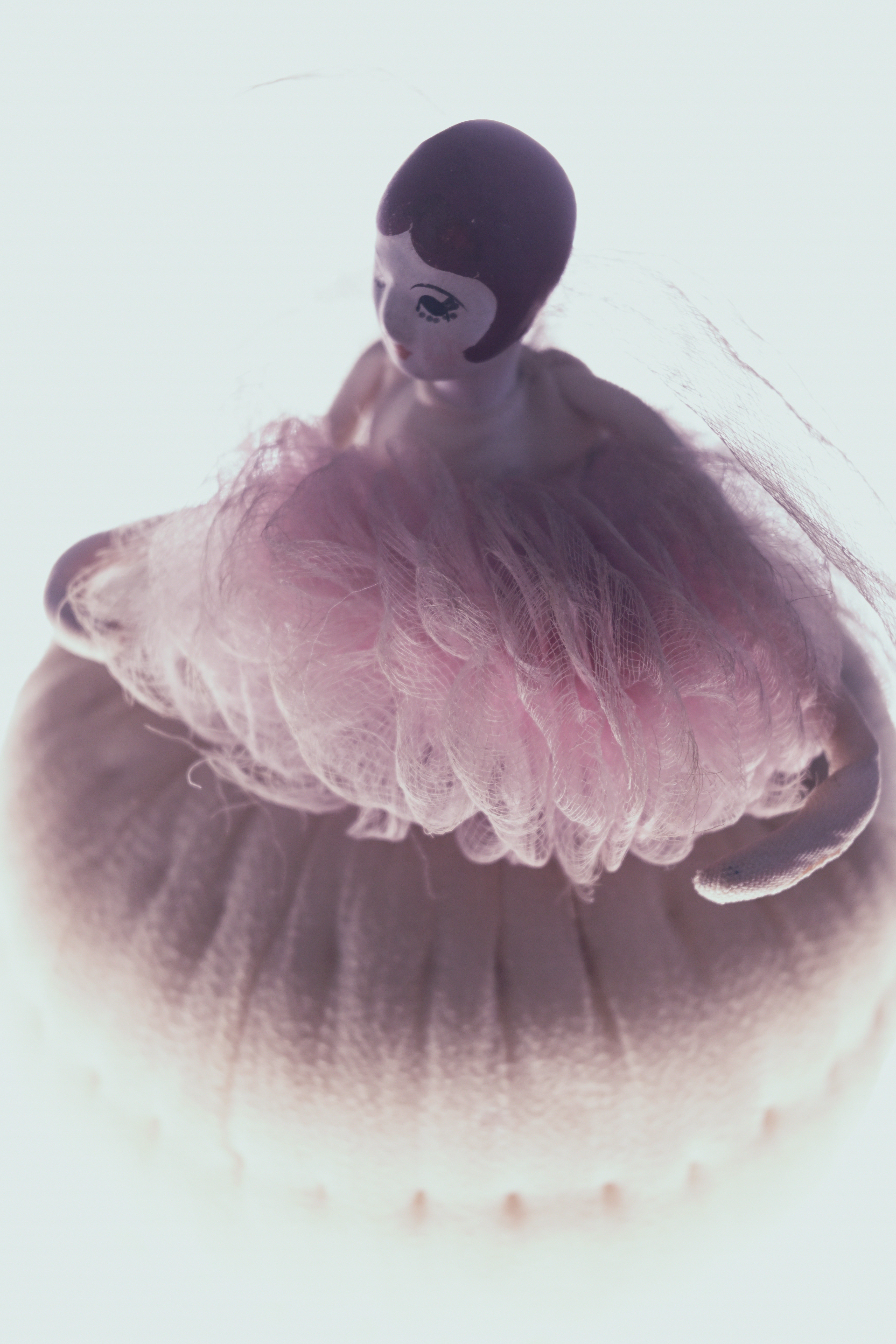 パリで買った人形。柔らかい質感と色あせたドレスとを下からのライトで浮き立たせて撮影。<br>ニコンZ 50＋NIKKOR Z DX 16-50mm f/3.5-6.3 VR（47mm：70mm相当） / マニュアル露出（F6・1/125秒・+0.7EV） / ISO 640 / WBオート / CP：メランコリック50