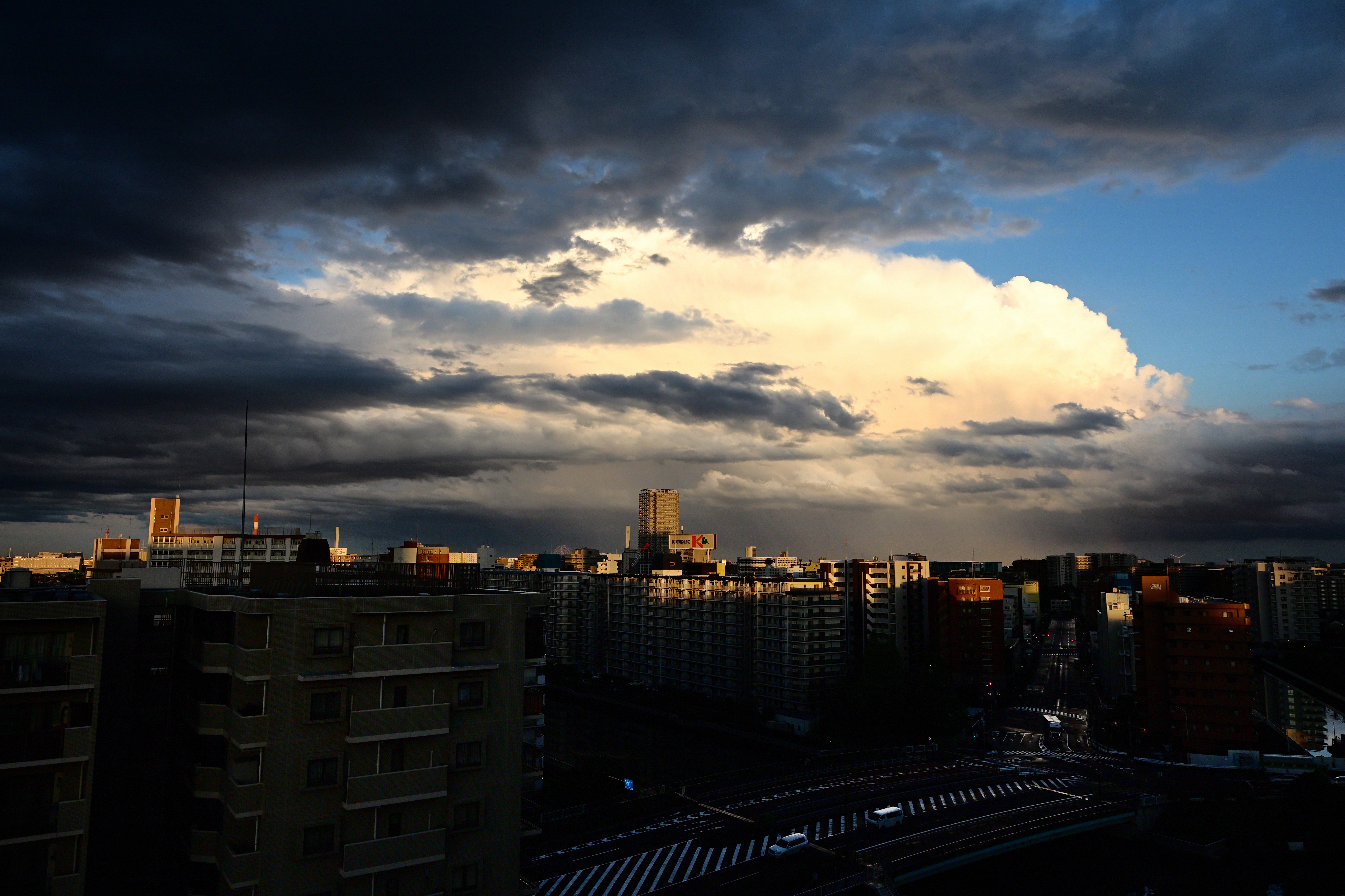 家の窓から見た夕方。雲や光の加減が美しいと感じた。キリッと撮したかった。<br>ニコンZ 50＋NIKKOR Z DX 16-50mm f/3.5-6.3 VR（16mm：24mm相当） / マニュアル露出（F6.3・1/400秒・+0.7EV） / ISO 400 / WBオート / CP：サンデー