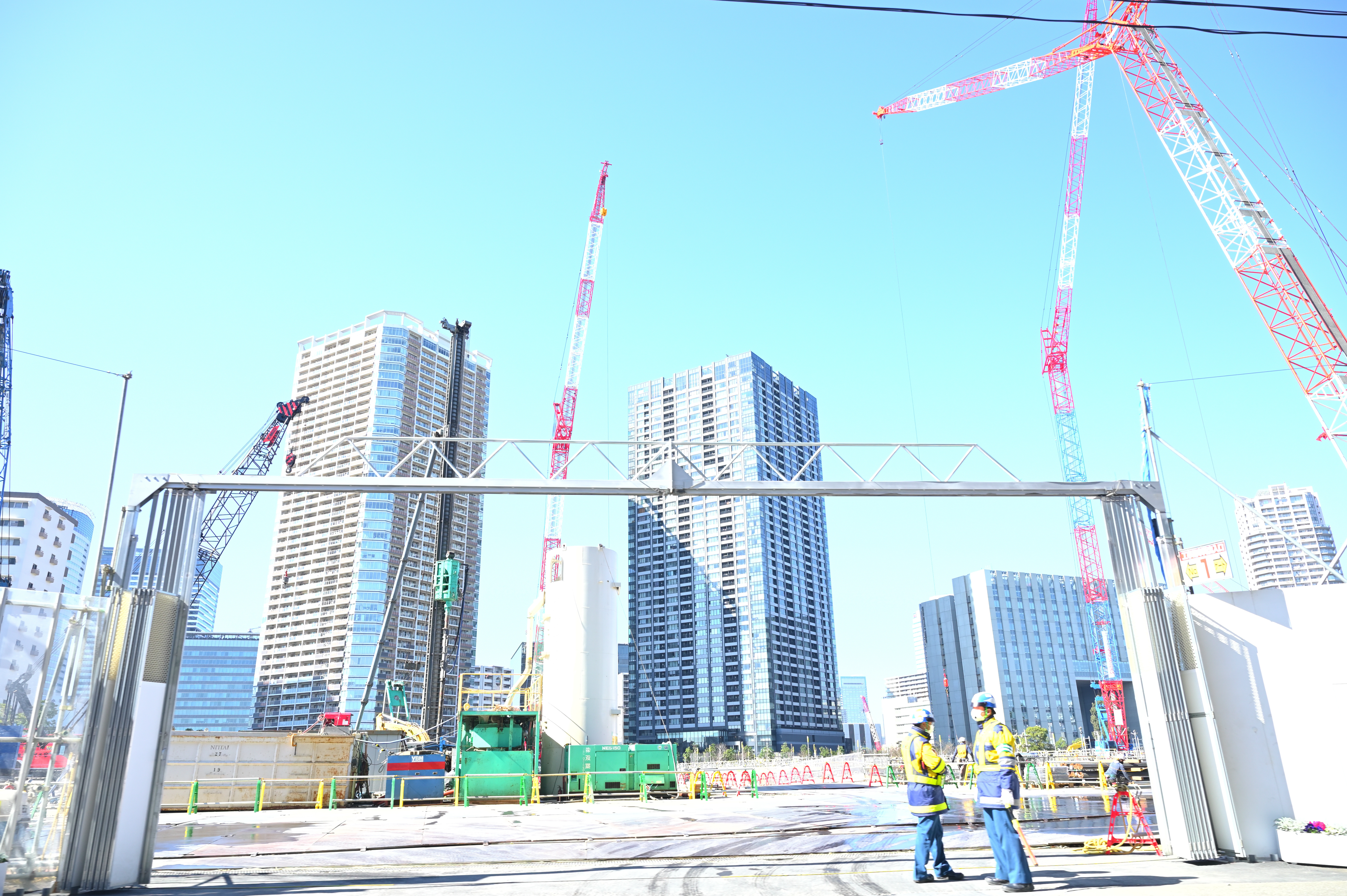 着々と進む建設現場。建物ができたらこの光景も懐かしく思うのだろう。<br>ニコンZ 6＋NIKKOR Z 24-70mm f/2.8 S（24mm） / マニュアル露出（F7.1・1/320秒） / ISO 400 / WBオート / CP：ポップ