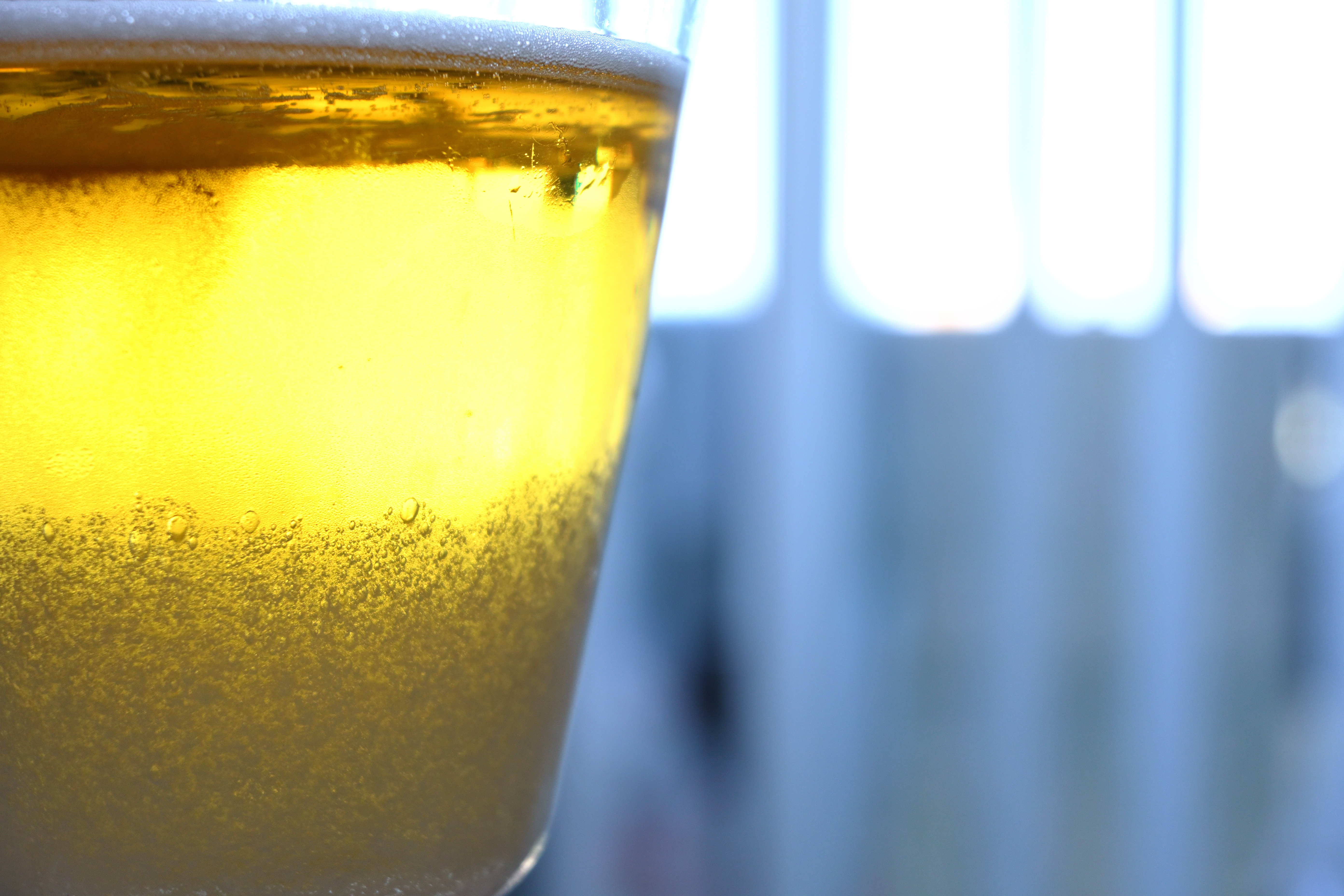 誰がどう見てもビールとわかる。今日もお疲れ様。<br>ニコンZ 50＋NIKKOR Z DX 16-50mm f/3.5-6.3 VR（50mm：75mm相当） / マニュアル露出（F6.3・1/100秒・+0.7EV） / ISO 640 / WBオート / CP：ポップ