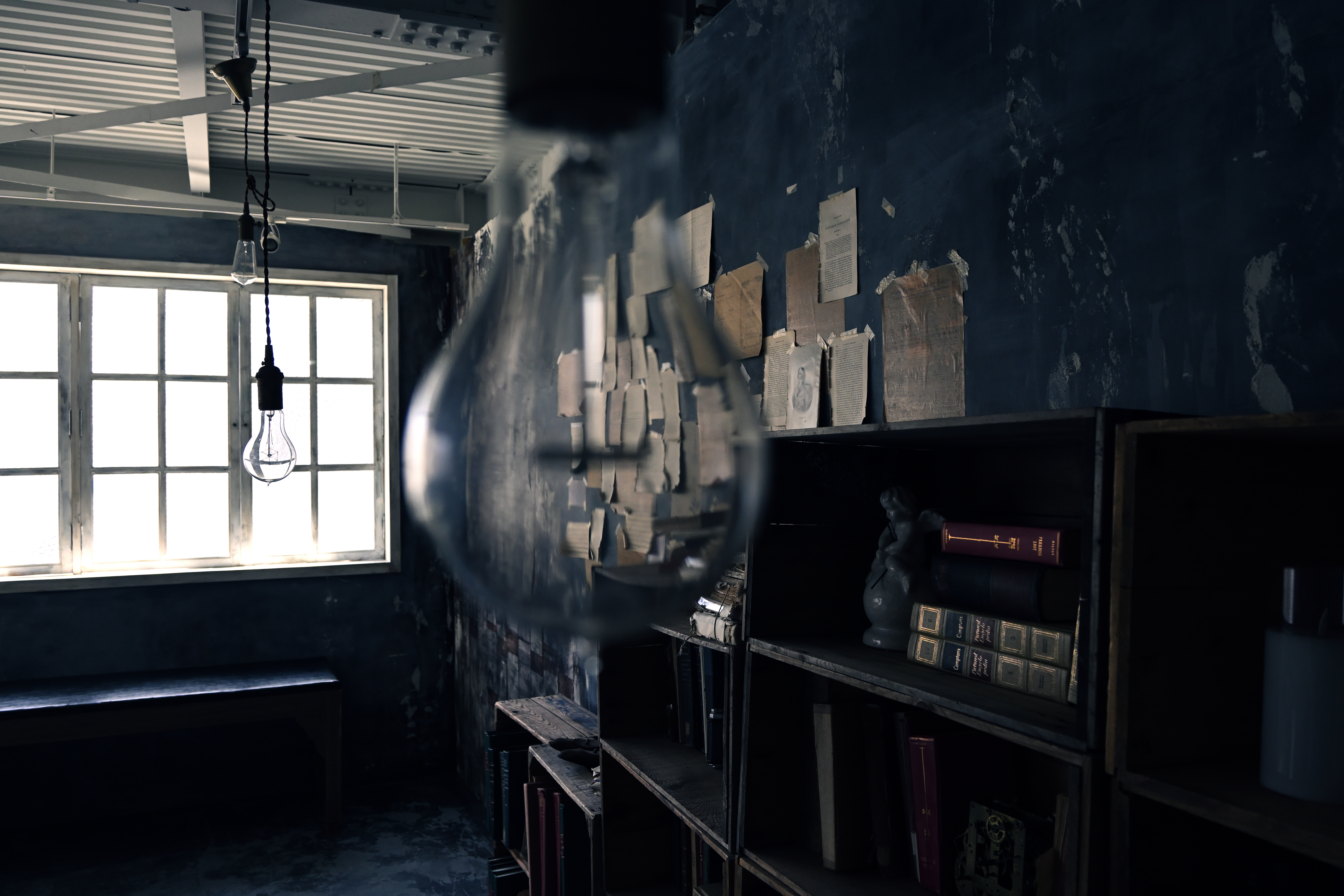 ランプのある部屋。基本暗い部屋。光の動きで変化するこの部屋をランプをアクセントに。どこかへタイムスリップする気がした。<br>ニコンZ 50＋NIKKOR Z DX 16-50mm f/3.5-6.3 VR（19mm：28mm相当） / マニュアル露出（F4.5・1/320秒・+1.7EV） / ISO 640 / WBオート / CP：トイ50