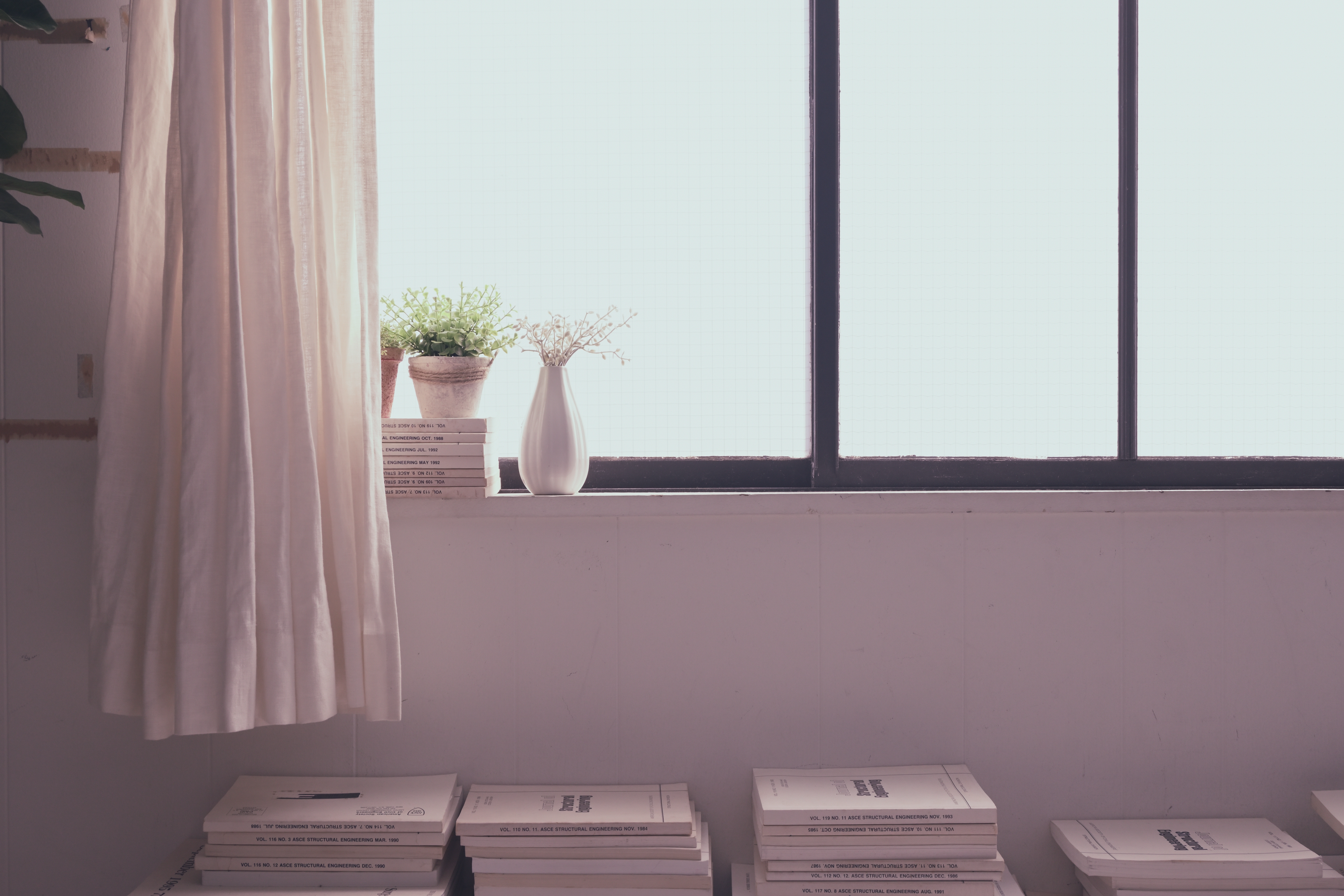 カーテンと窓。午後のいい光を感じた。柔らかい光、柔らかい色。<br>ニコンZ 50＋NIKKOR Z DX 16-50mm f/3.5-6.3 VR（26mm：39mm相当） / マニュアル露出（F9・1/125秒・+0.7EV） / ISO 200 / WBオート / CP：ドリーム80