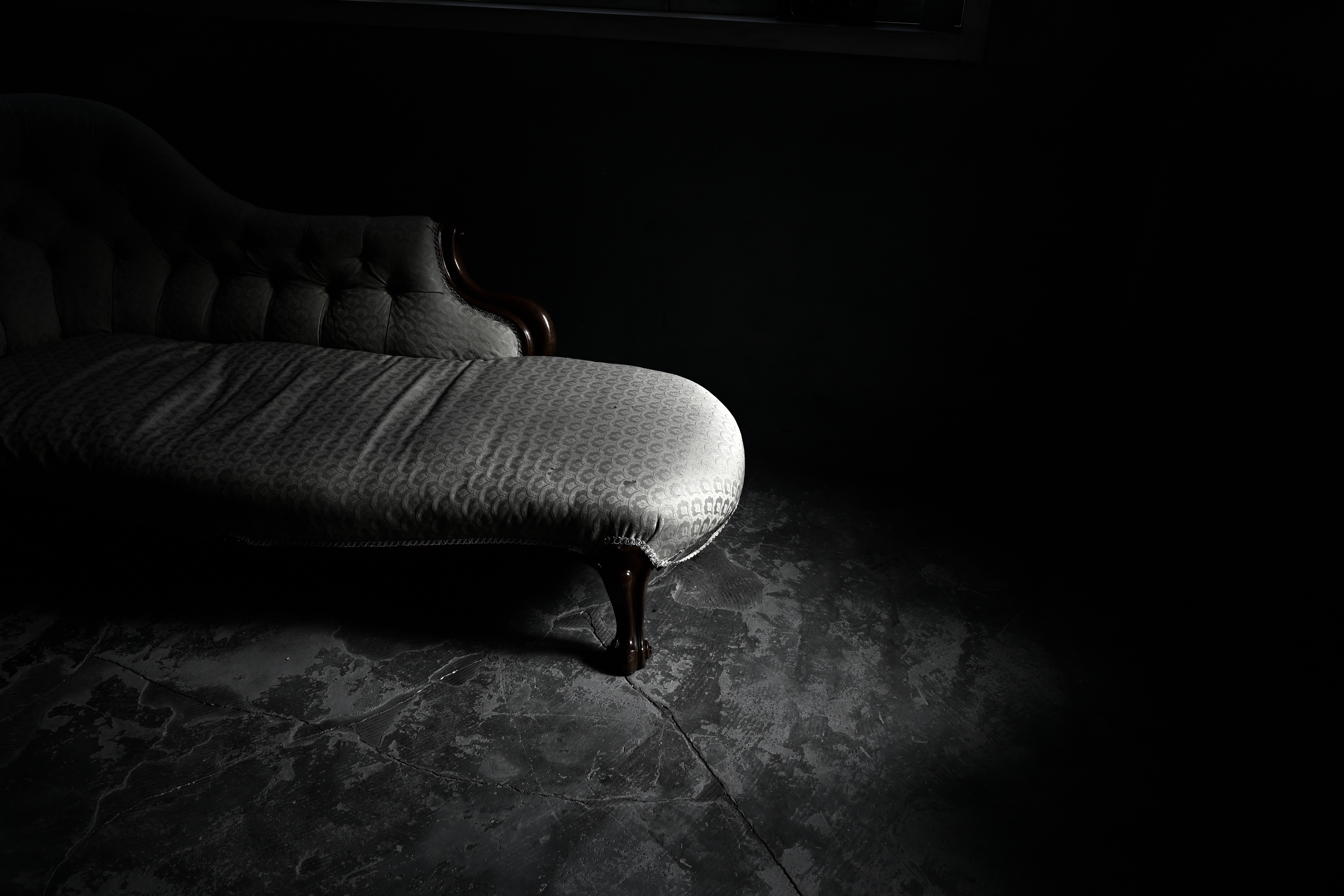 古びた椅子。その長椅子は疲れきっていた。光が存在を浮き立たせている。<br>ニコンZ 50＋NIKKOR Z DX 16-50mm f/3.5-6.3 VR（19mm：28mm相当） / マニュアル露出（F9・1/125秒・+0.7EV） / ISO 200 / WBオート / CP：グラファイト