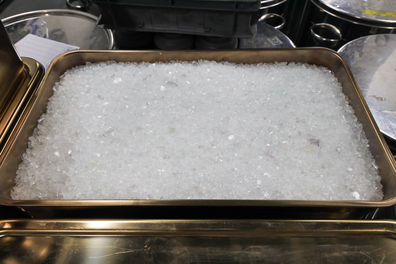 原石を粉砕した原料