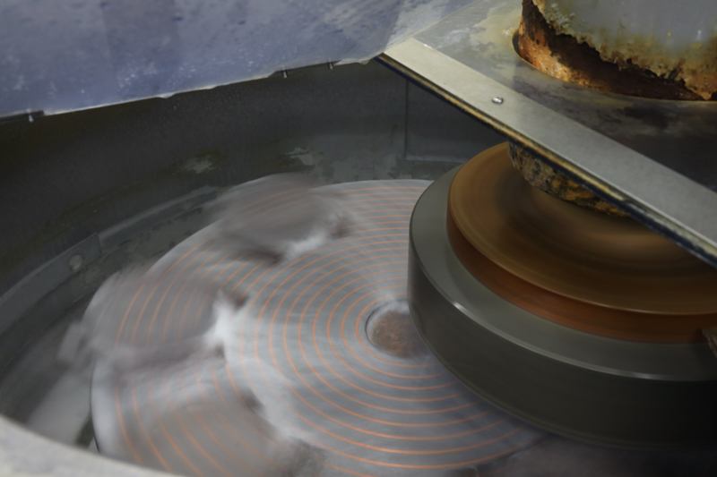 平面研削盤で厚みを研削しているところ。