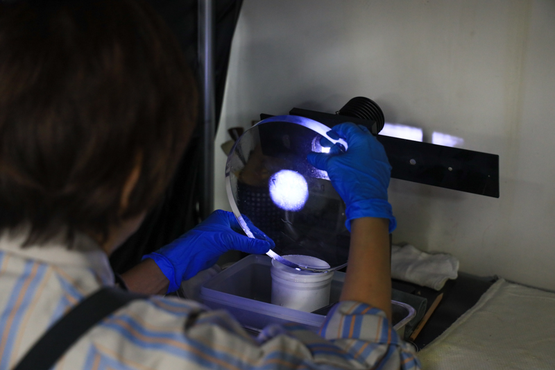 内部検査の様子。放送用レンズの大きさが伺える。これほど大きな径になると、異常分散ガラスと比べた際に蛍石の軽さがメリットだという。