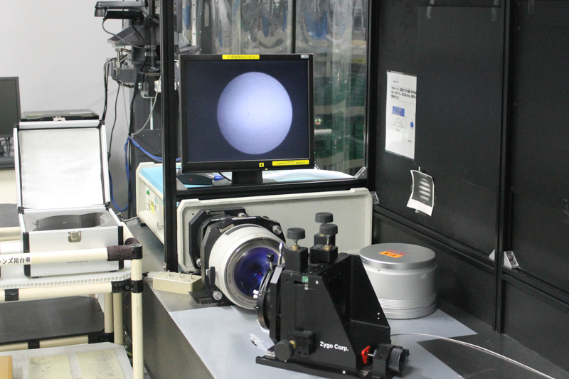 研磨後の検査に用いる干渉計。