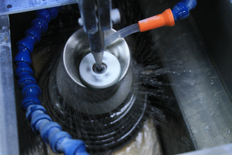 ペレット加工。曲面の精度を高めて表面にツヤを出す。