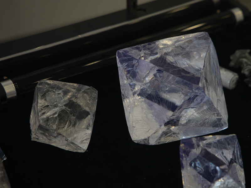 不純物の混ざった蛍石にブラックライトを当てたところ。