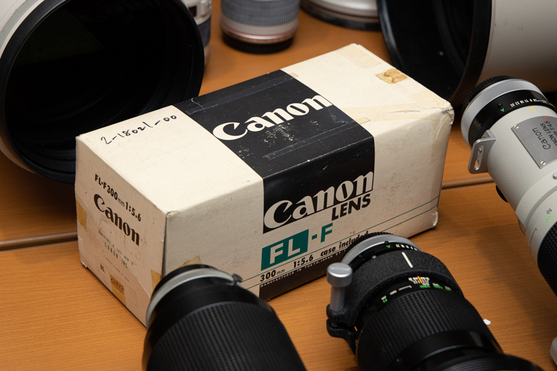 キヤノンが保管していたFL-F300mm F5.6の製品箱。