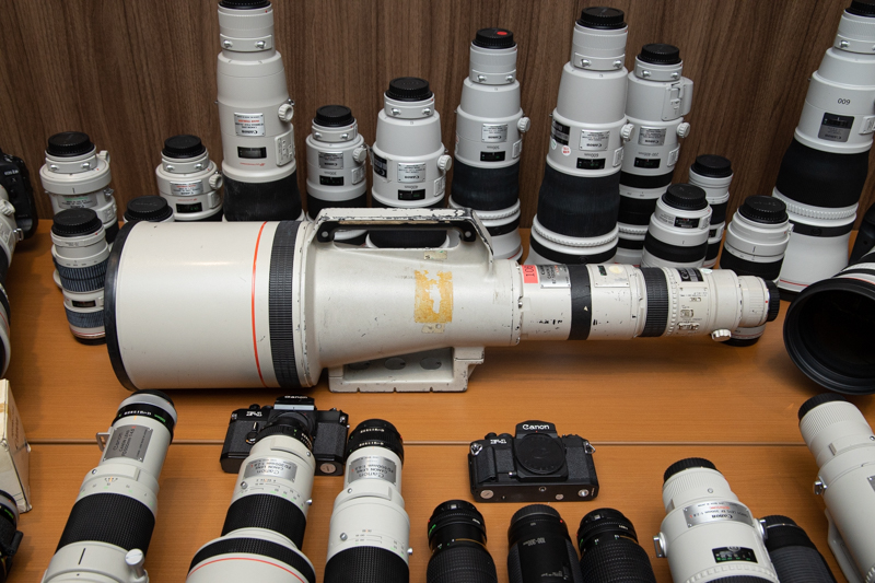 圧倒的な存在感の「<a href="https://global.canon/ja/c-museum/product/ef319.html" class="n" target="_blank">EF1200mm F5.6L USM</a>」（1993年発売）は、超大口径の1枚を含む2枚の蛍石レンズを使用。980万円の受注生産品だった。